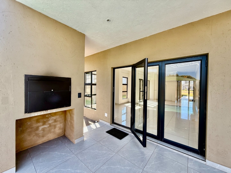 To Let 4 Bedroom Property for Rent in Melodie North West